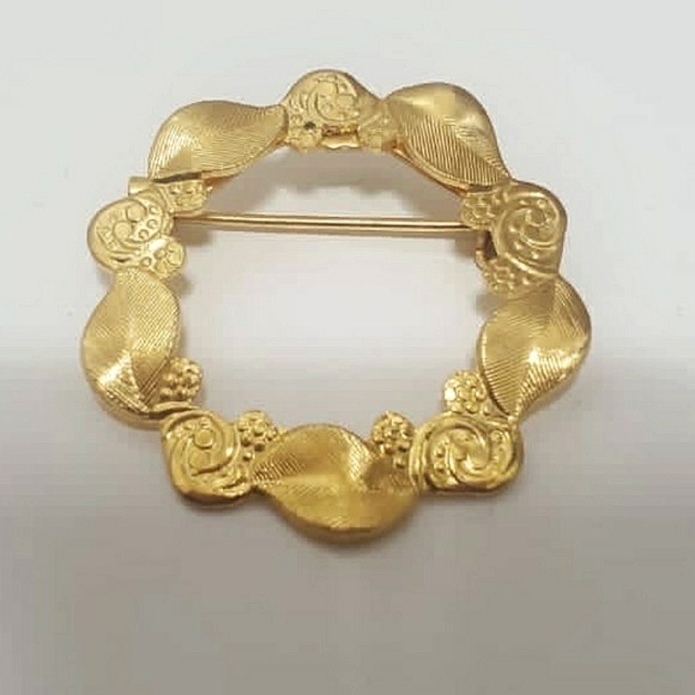 4/20 Christmas Round Wreath Gold Tone Brooch Pin Jewelry 🌴